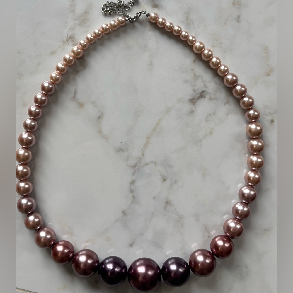 Elegant Pearl Style Necklace in Purple Ombre